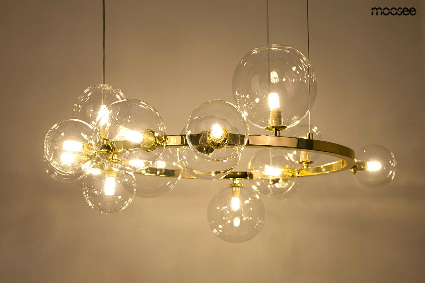 Złota lampa wisząca Moosee Alure, kluczowy element salonu glamour